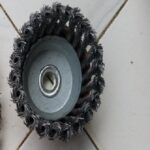 wire-cup-brush-for-flat-surfaces-twisted-steel-bristles-arbor-mount_06-1.png
